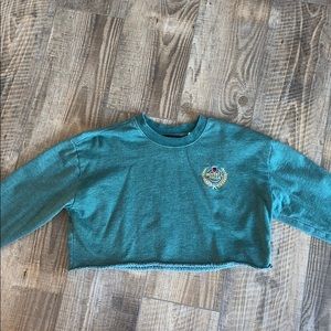 Green cropped long sleeve shirt